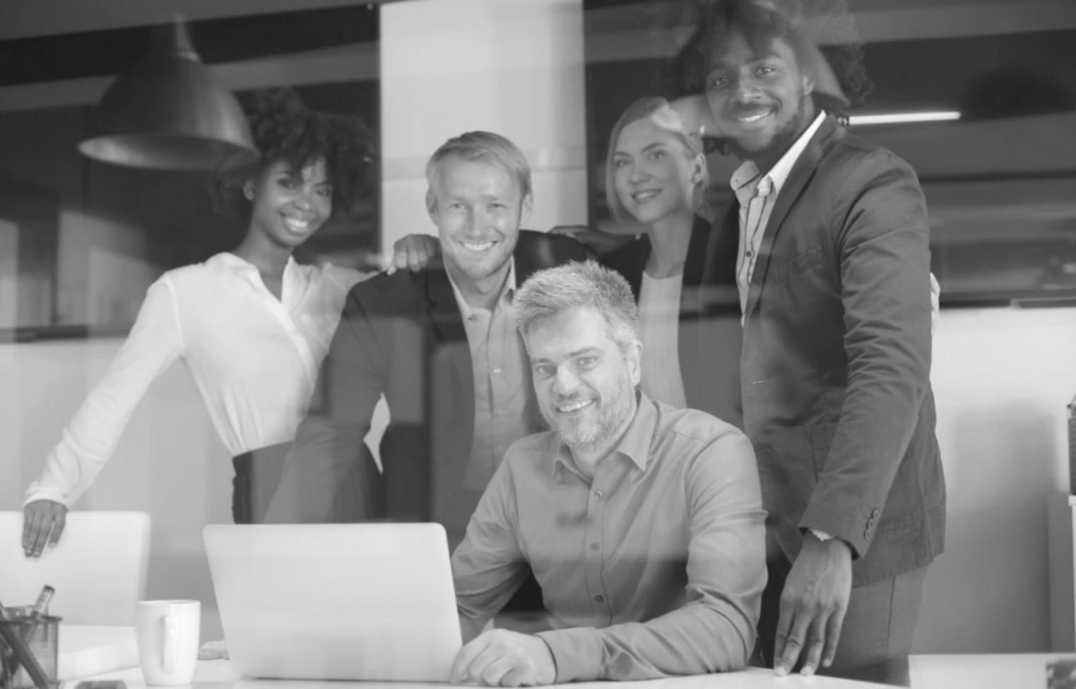 Consulente finanziario che analizza documenti con un cliente