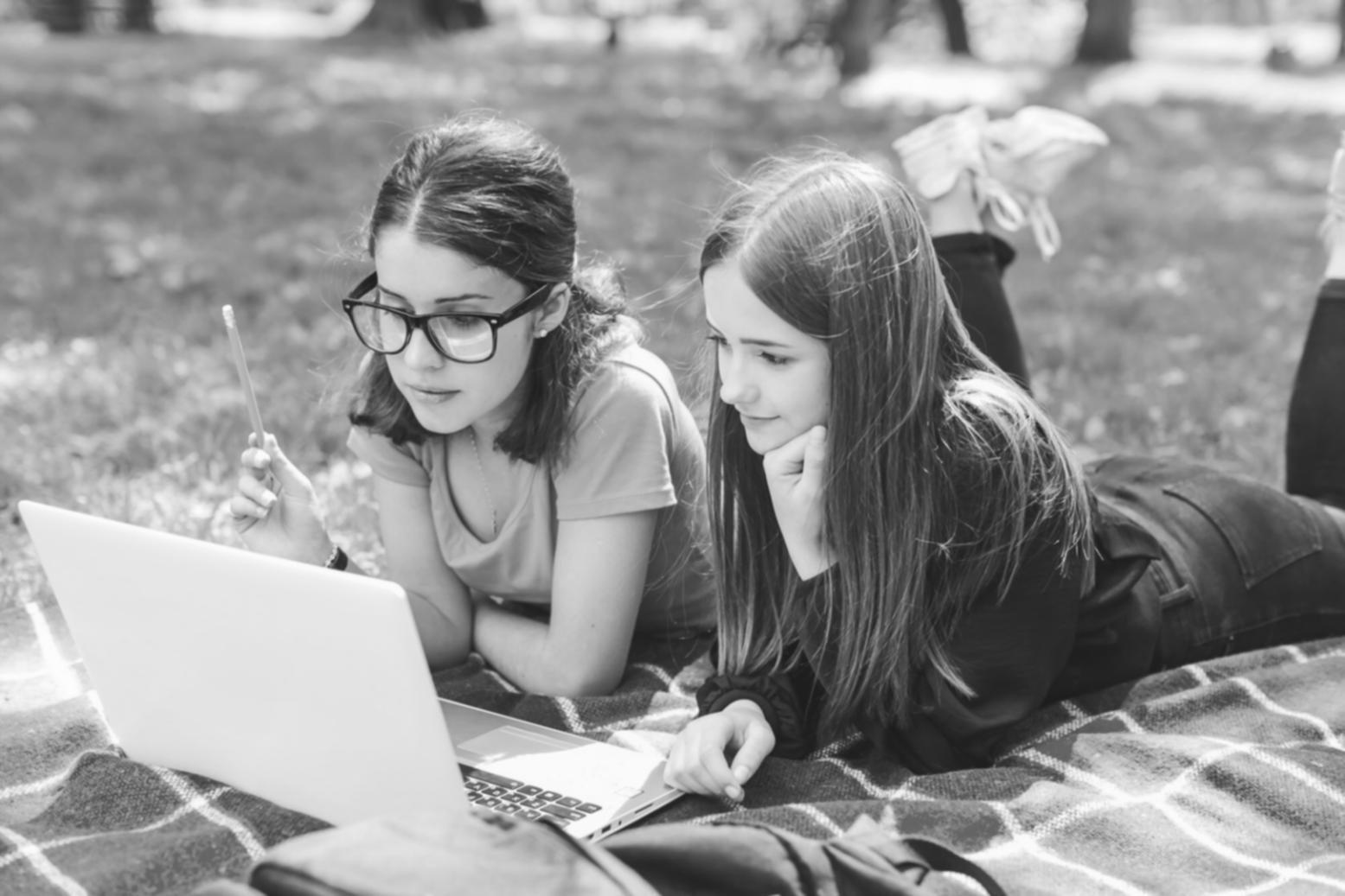 Scrivania elegante con documenti finanziari e laptop